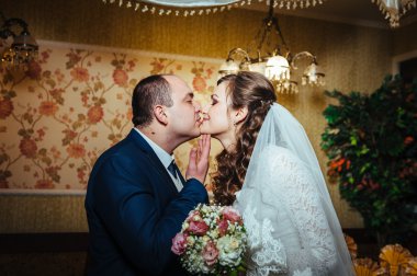 güzel gelin ve damat onların düğün kutlama lüks bir restoranda üzerinde.