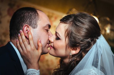 güzel gelin ve damat onların düğün kutlama lüks bir restoranda üzerinde.