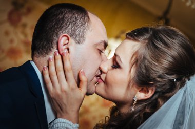 güzel gelin ve damat onların düğün kutlama lüks bir restoranda üzerinde.