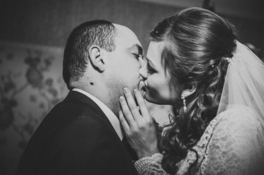 güzel gelin ve damat onların düğün kutlama lüks bir restoranda üzerinde.