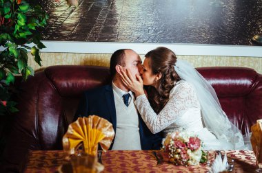 güzel gelin ve damat onların düğün kutlama lüks bir restoranda üzerinde.