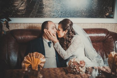 güzel gelin ve damat onların düğün kutlama lüks bir restoranda üzerinde.