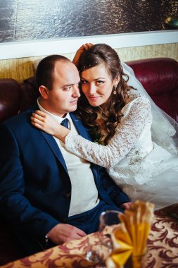 güzel gelin ve damat onların düğün kutlama lüks bir restoranda üzerinde.