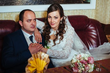 güzel gelin ve damat onların düğün kutlama lüks bir restoranda üzerinde.