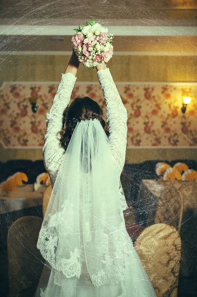 Linda noiva loira em vestido de noiva no interior de luxo com jóias de diamante posando em casa e esperando o noivo . — Fotografia de Stock