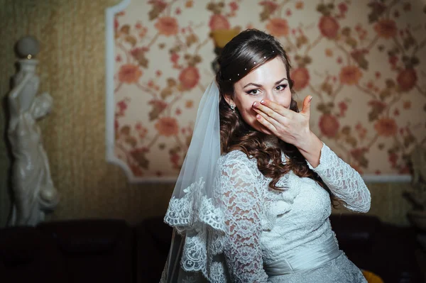 Linda noiva loira em vestido de noiva no interior de luxo com jóias de diamante posando em casa e esperando o noivo . — Fotografia de Stock