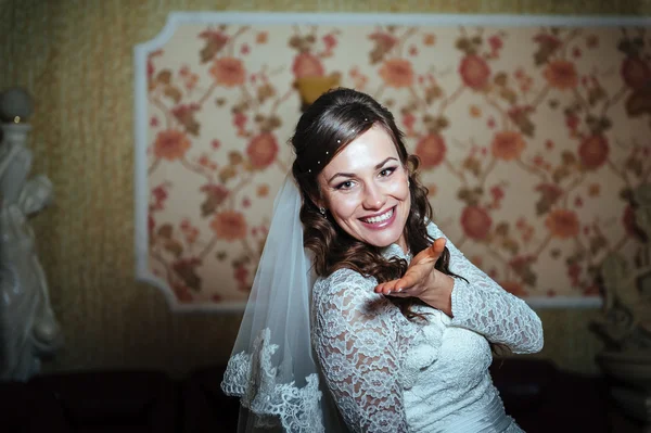 Splendida sposa bionda in abito da sposa su interni di lusso con gioielli di diamanti in posa a casa e in attesa di sposo . — Foto Stock