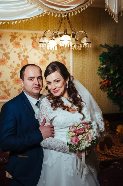 Charming bride and groom on their wedding celebration in a luxurious restaurant. — Stock Photo, Image