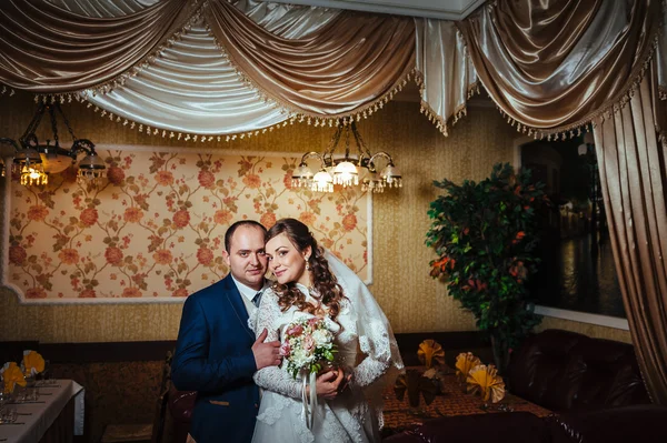 Mariés de charme lors de leur célébration de mariage dans un restaurant luxueux . — Photo