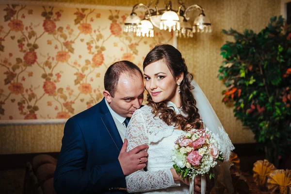 Mariés de charme lors de leur célébration de mariage dans un restaurant luxueux . — Photo