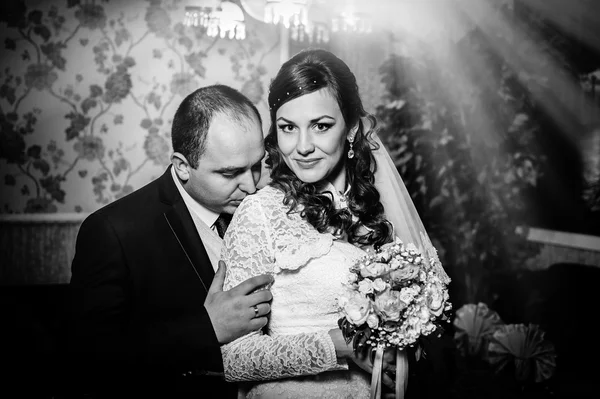 Mariés de charme lors de leur célébration de mariage dans un restaurant luxueux . — Photo