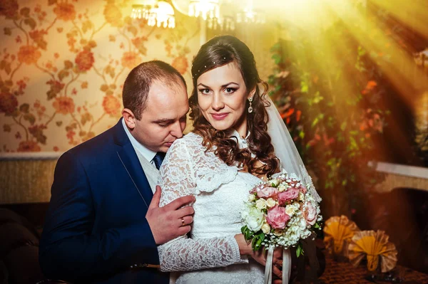 Mariés de charme lors de leur célébration de mariage dans un restaurant luxueux . — Photo