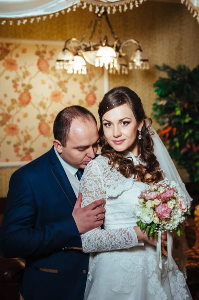 Encantadores novios en la celebración de su boda en un lujoso restaurante . —  Fotos de Stock