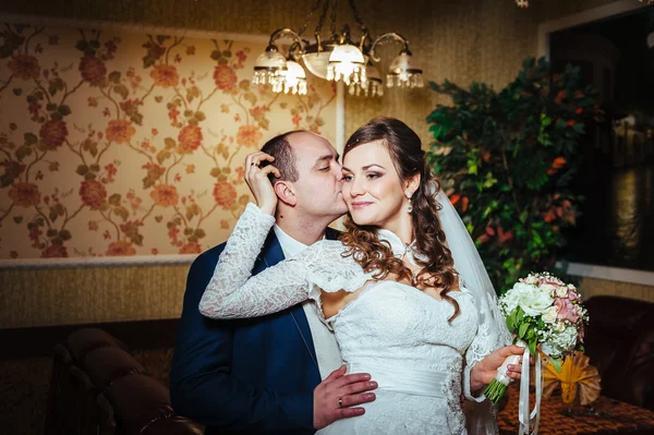 Mariés de charme lors de leur célébration de mariage dans un restaurant luxueux . — Photo