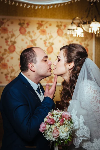 Noiva encantadora e noivo em sua celebração de casamento em um restaurante luxuoso . — Fotografia de Stock