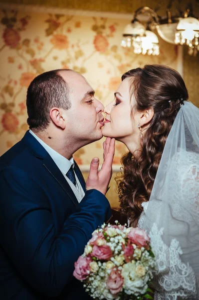 Charming bride and groom on their wedding celebration in a luxurious restaurant. — Stock Photo, Image