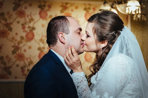 Encantadores novios en la celebración de su boda en un lujoso restaurante . — Foto de Stock