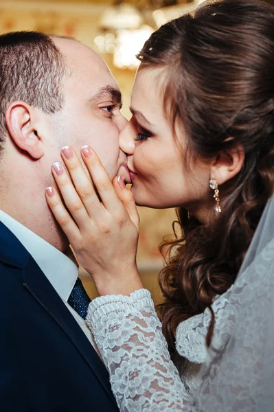 Encantadores novios en la celebración de su boda en un lujoso restaurante . — Foto de Stock