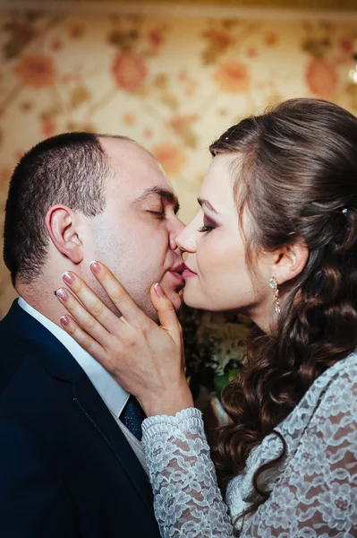 Encantadores novios en la celebración de su boda en un lujoso restaurante . — Foto de Stock