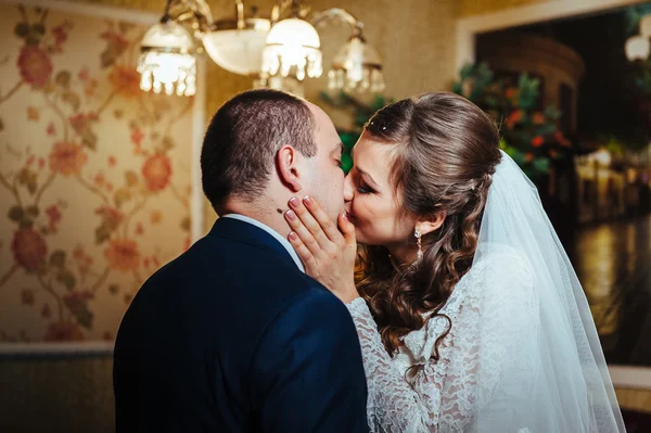 Mariés de charme lors de leur célébration de mariage dans un restaurant luxueux . — Photo