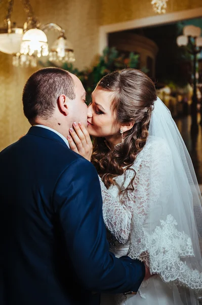 Encantadores novios en la celebración de su boda en un lujoso restaurante . — Foto de Stock