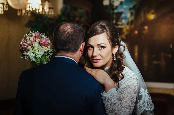 Affascinanti sposi durante la loro celebrazione di nozze in un lussuoso ristorante . — Foto Stock