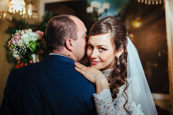 Affascinanti sposi durante la loro celebrazione di nozze in un lussuoso ristorante . — Foto Stock