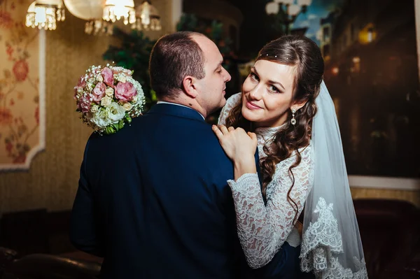 Güzel gelin ve damat onların düğün kutlama lüks bir restoranda üzerinde. — Stok fotoğraf