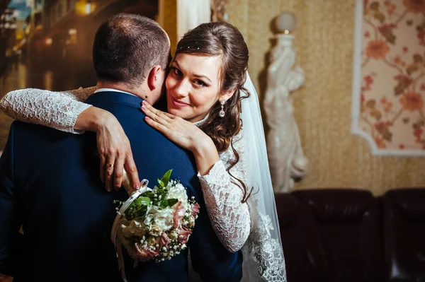 Charming bride and groom on their wedding celebration in a luxurious restaurant. — Stock Photo, Image