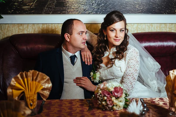 Charmante bruid en bruidegom op hun huwelijksfeest in een luxe restaurant. — Stockfoto