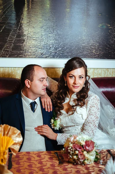 Affascinanti sposi durante la loro celebrazione di nozze in un lussuoso ristorante . — Foto Stock