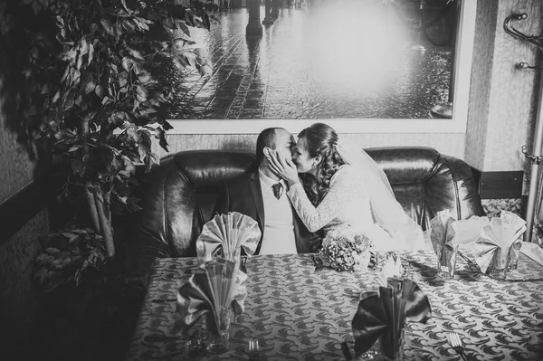 Charming bride and groom on their wedding celebration in a luxurious restaurant. — Stock Photo, Image