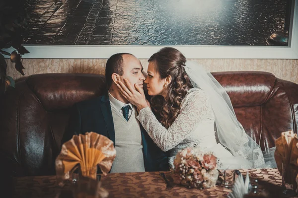 Encantadores novios en la celebración de su boda en un lujoso restaurante . —  Fotos de Stock