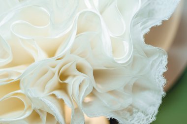 Flounces Narin Tekstil gelinlik parlaklık otel odasında asılı.