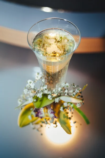 Hochzeitsstrauß und Champagnerglas mit Blumen — Stockfoto