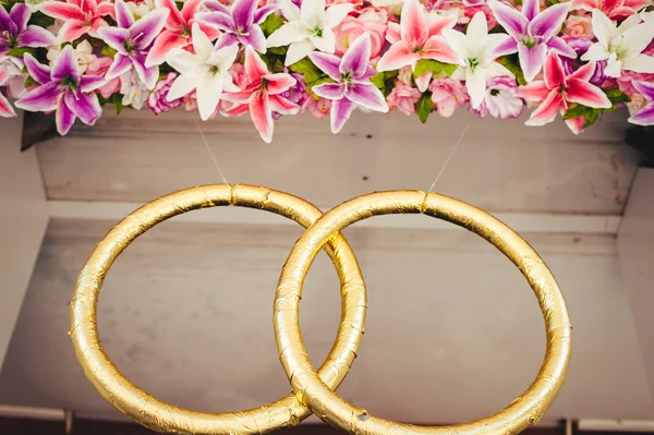 Gold wedding rings on a bouquet of white roses — Stock Photo, Image