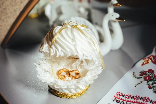 Gold wedding rings on a bouquet of white roses — Stock Photo, Image