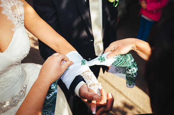 Les jeunes mariés s'embrassent et profitent d'un moment romantique ensemble le jour du mariage — Photo