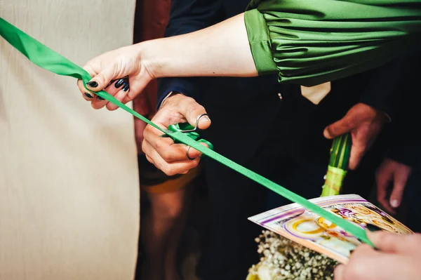 Scissors cut green silk ribbon — Stock Photo, Image