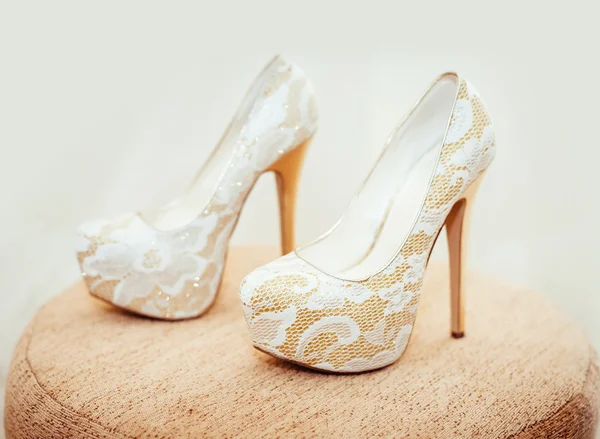 Белая туфля невесты. фон свадебной темы — стоковое фото