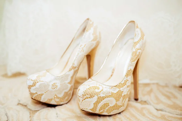 Белая туфля невесты. фон свадебной темы — стоковое фото