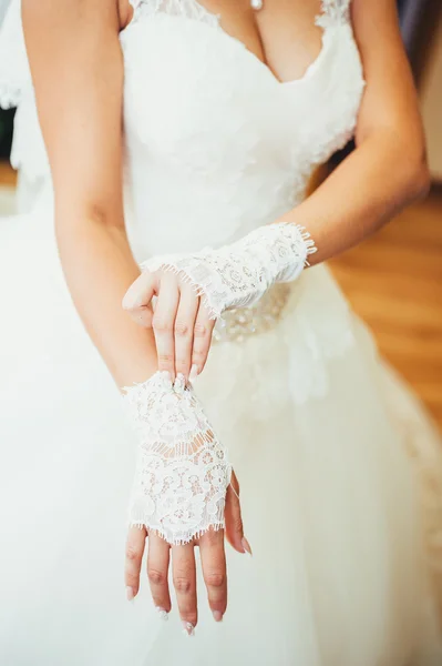 Braut zieht Hochzeitshandschuhe an — Stockfoto