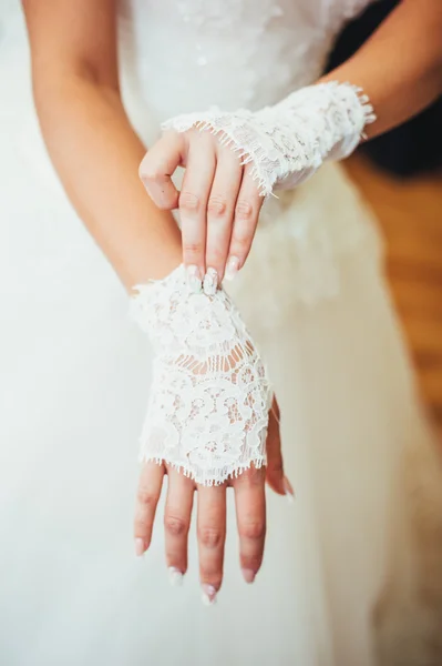 Bruid zet op bruiloft handschoenen — Stockfoto