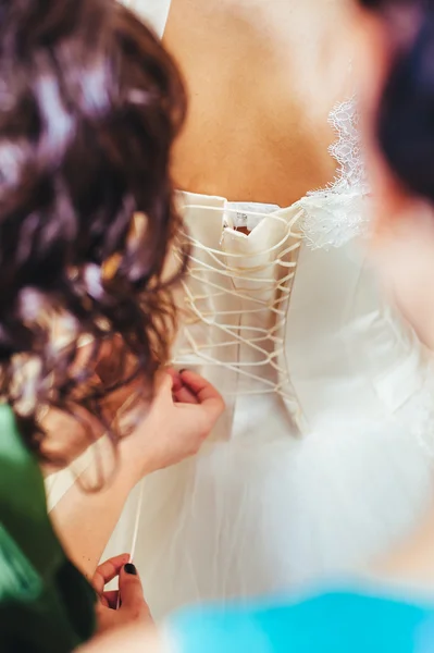 Beautiful bride is getting ready in the morning — Stock Photo, Image