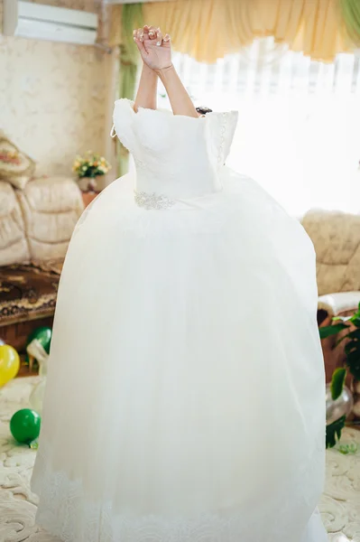 Schöne Braut macht sich morgens fertig — Stockfoto