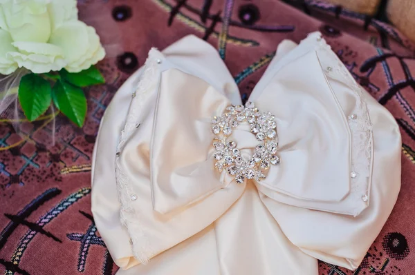 Belt with rhinestones on a luxurious white wedding dress — Stock Photo, Image