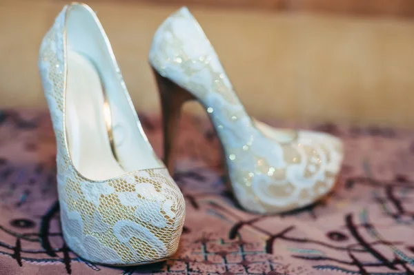 Zapatos de novia. Zapato blanco de la novia. tema de la boda fondo — Foto de Stock