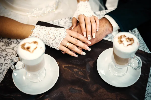 Seni seviyorum. Yeni evli çift cappuccino bir kafede, içmek. — Stok fotoğraf