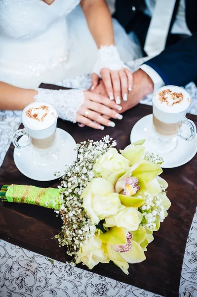 Seni seviyorum. Yeni evli çift cappuccino bir kafede, içmek. — Stok fotoğraf