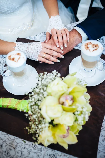 Seni seviyorum. Yeni evli çift cappuccino bir kafede, içmek. — Stok fotoğraf